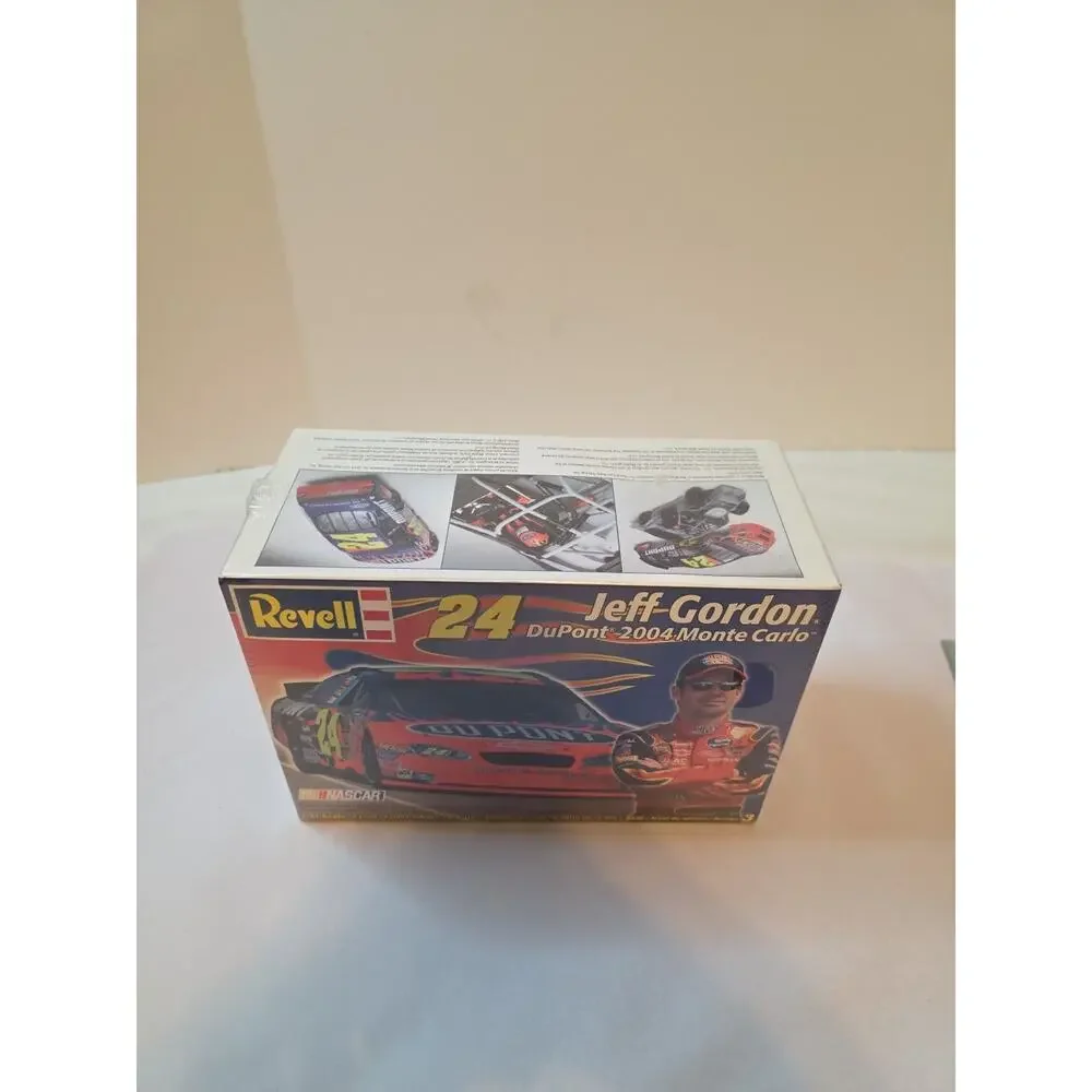 WONDERFUL REVELL JEFF GORDON DUPONT 2004 MONTE CARLO 1:24 SCALE CAR